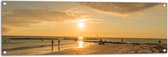 Tuinposter – Personen - Avondzon - Zee - Strand - Zand - Water - Wolken - 120x40 cm Foto op Tuinposter (wanddecoratie voor buiten en binnen)