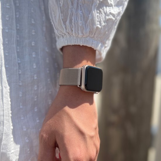 Strap-it Luxe Milanese band- Geschikt voor Apple Watch bandje - Series 1/2/3/4/5/6/7/8/9/10/11/SE/SE2/SE3 - Sterrenlicht / Starlight - RVS metalen bandje met magneet - Milanees iWatch bandje voor maat: 38 / 40 / 41 / 42mm