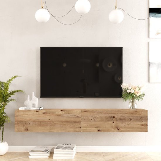 Zwevend tv-meubel van donker eikenhout met twee deuren, boven een tv, in een woonkamer.