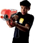 Jongen met rode en witte Laser X Revolution blaster en een geel lichtgevend vest.