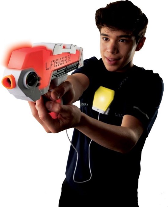 Jongen met rode en witte Laser X Revolution blaster en een geel lichtgevend vest.