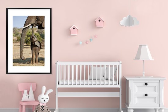 Affiche avec cadre Éléphants - Bébé éléphant communique avec sa mère - Cadre photo noir - 80x120 cm - Affiche avec cadre