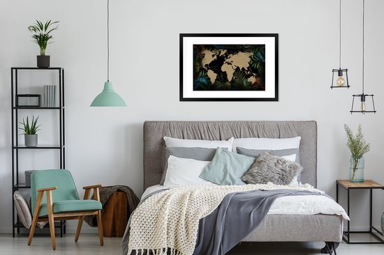 Carte du monde couleur sable sur fond noir décorée de fleurs et feuilles 90x60 cm