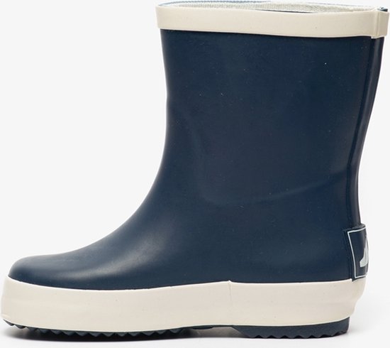 Vue latérale d'une botte de pluie bleu foncé avec bordure beige.