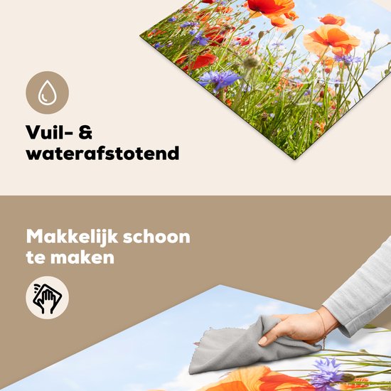Afbeelding toont een close-up van rode klaprozen en blauwe bloemen op een zonnige dag. Een hand veegt de plaat schoon met een doek.