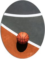 Dibond Ovaal - Bovenaanzicht van Basketbal op Lijnen van Basketbalveld - 72x96 cm Foto op Ovaal (Met Ophangsysteem)