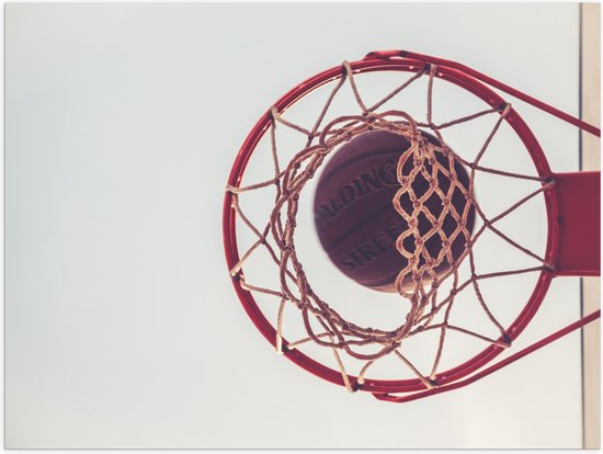 Poster Glanzend – Basket door Basketbal Heen - 80x60 cm Foto op Posterpapier met Glanzende Afwerking