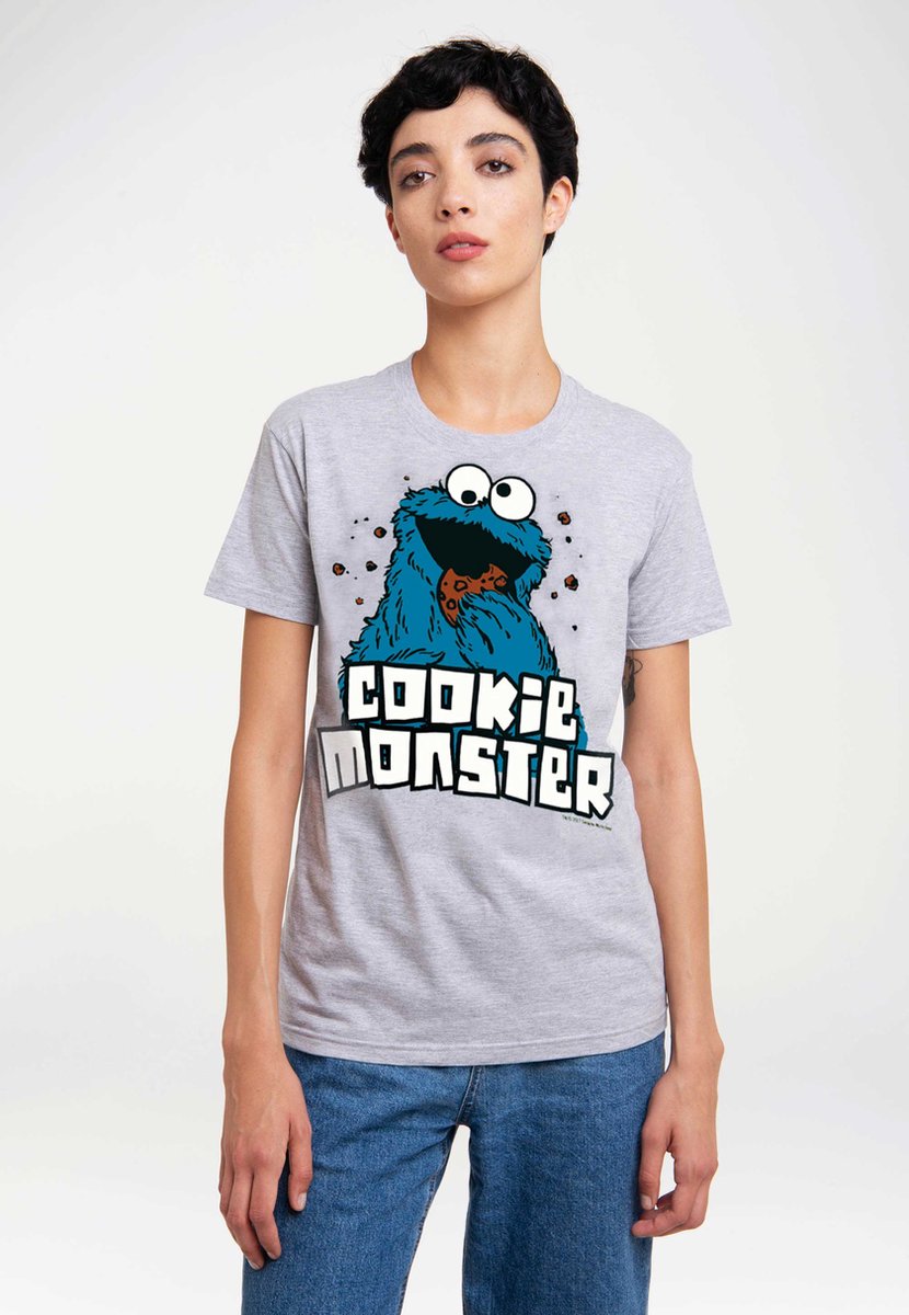 Het kleurrijke grafische T-shirt Cookie Monster van LOGOSHIRT is bedrukt met de wereldberoemde, altijd hongerige held uit Sesamstraat, het Cookie Monster. Het grote monster met het blauwe ruige haar en rollende ogen houdt het meest van koekjes. Ik heb honger! Om nom nom. Het T-shirt is een echte must have voor fans van Sesamstraat. De top met korte mouwen heeft een recht model en is gemakkelijk te combineren. Dankzij de hoogwaardige en duurzame zeefdruk in retrolook ziet het grafische T-shirt eruit als een origineel uit de jaren 60 en is het een echte blikvanger. Dankzij de krimpvoorbehandeling en de uitstekende kwaliteit behoudt het shirt zijn vorm, zelfs na meerdere wasbeurten. Het T-shirt met de coole print is gemaakt van 100% zacht en comfortabel katoen (gevlekt grijs: 95% katoen en 5% viscose) en is verkrijgbaar in de maten XS, S, M, L, XL, XXL, 3XL, 4XL en 5XL. Een T-shirt dat gewoon altijd past! Wat wil je nog meer? Combineer het eenvoudig met een korte broek op warme zomeravonden of draag het casual met een rok of jeans tijdens een uitstapje naar de stad. Zo vind je snel en eenvoudig de juiste outfit voor elke gelegenheid. LOGOSHIRT staat voor gelicenseerd en authentiek origineel ontwerp. - 0