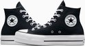 Twee zwarte Converse All Star Lift Hi damessneakers met witte zolen en veters. Logo op de zijkant.