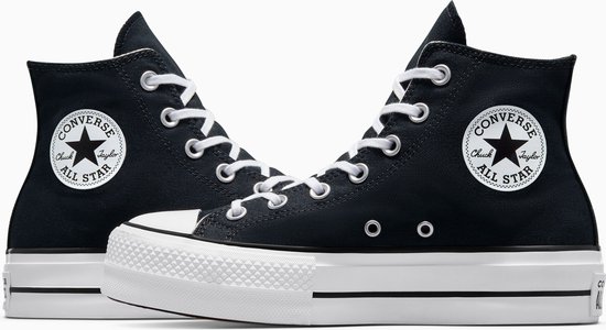 Twee zwarte Converse All Star Lift Hi damessneakers met witte zolen en veters. Logo op de zijkant.
