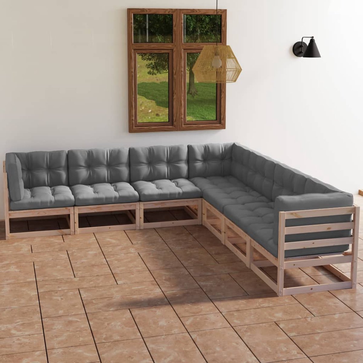Massief grenenhouten loungeset met kussens in tuinsetting.