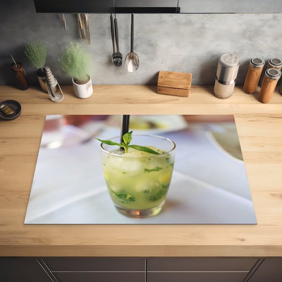 KitchenYeah® Inductie beschermer 76x51.5 cm - Overheerlijke Mojito in een rond glas - Kookplaataccessoires - Afdekplaat voor kookplaat - Inductiebeschermer - Inductiemat - Inductieplaat mat