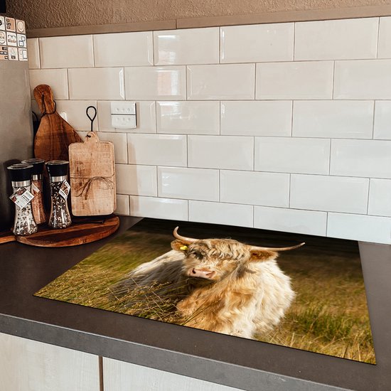 KitchenYeah® Inductie beschermer 71x52 cm - Schotse Hooglander - Licht - Gras - Dieren - Kookplaataccessoires - Afdekplaat voor kookplaat - Inductiebeschermer - Inductiemat - Inductieplaat mat