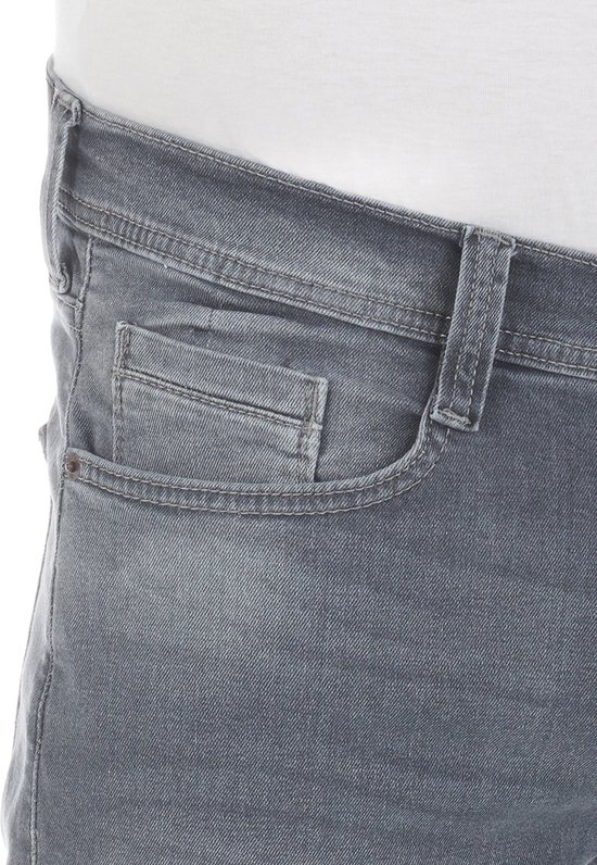 Close-up van de grijze denim jeans met muntzakje en riemlussen.