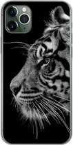 Geschikt voor iPhone 11 Pro Max hoesje - Tijger op zwarte achtergrond in zwart-wit - Siliconen Telefoonhoesje