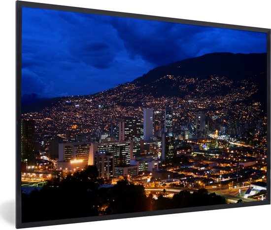 Fotolijst incl. Poster - Luchtfoto van Medellín in Colombia in de nacht - 120x80 cm - Posterlijst