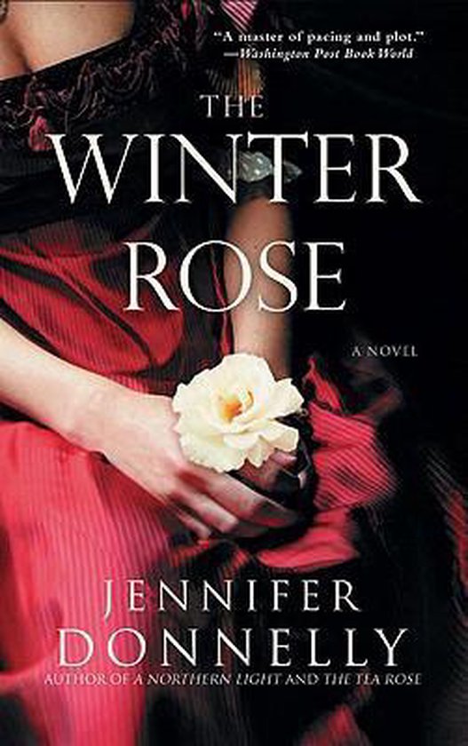 Boekomslag van 'The Winter Rose' met een vrouw in een rode jurk die een witte roos vasthoudt. Tekst: 'THE WINTER ROSE'.