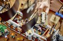 Gedetailleerde interieurweergave van de LEGO Garp's Marine Battleship met figuren.