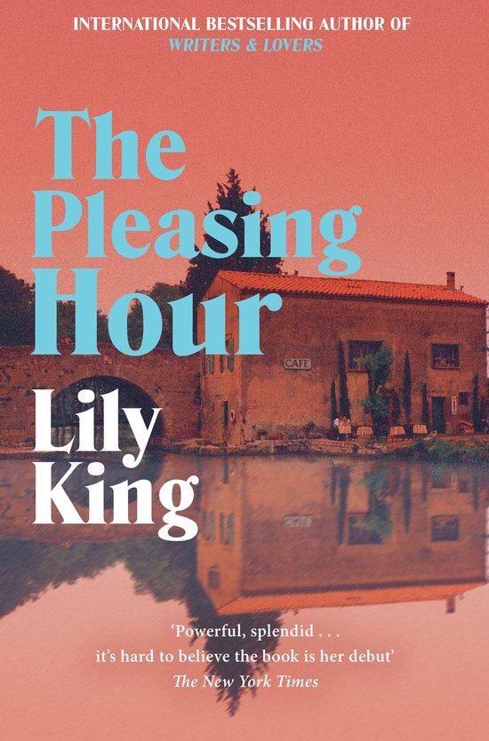 Boekomslag van 'The Pleasing Hour' van Lily King, met een reflectie van een gebouw en een brug in het water.