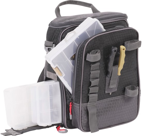 Grijze Westin W4 Street Bag Pro rugzak met open vakken met tackleboxen en een mes.