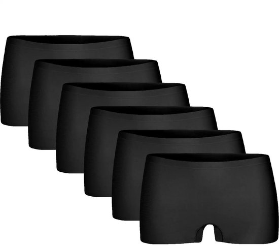 Zes zwarte midi shorts, gerangschikt in een trapvorm.