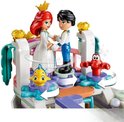 LEGO Disney Princess, Ariel met witte jurk en kroon en Prins Eric met blauwe broek, dansend op de boot.