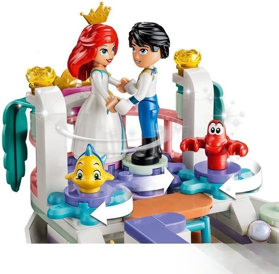 LEGO Disney Princess, Ariel met witte jurk en kroon en Prins Eric met blauwe broek, dansend op de boot.