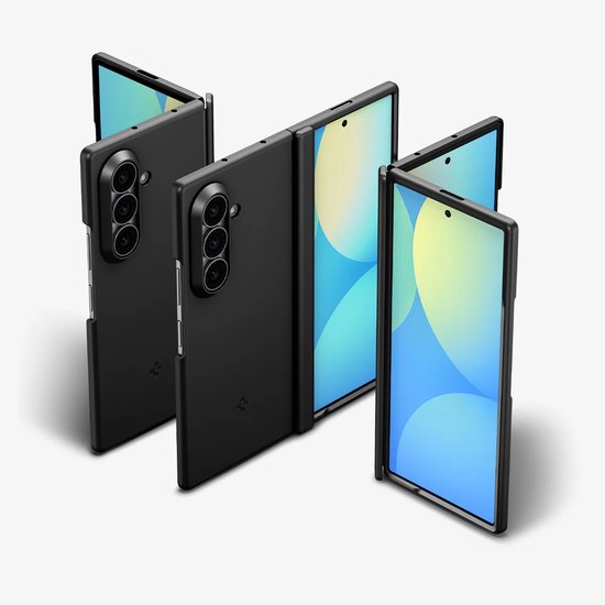 Zwarte Spigen Air Fit Pro MagFit hoesjes, een in de lengte gevouwen telefoon met een zwarte case en een camera-eiland met drie lenzen.