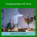 Hoogwaardige LED-lamp met koelwit licht 4000K, hangend boven een eettafel.