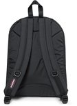 Zwarte Eastpak rugzak met verstelbare schouderbanden en een logo op de zijkant.