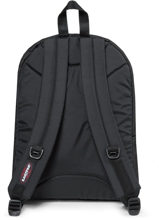 Zwarte Eastpak rugzak met verstelbare schouderbanden en een logo op de zijkant.