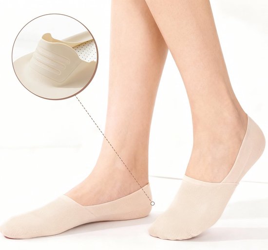 Beige onzichtbare sokken op model, met inzetstuk dat de antisliprand toont.