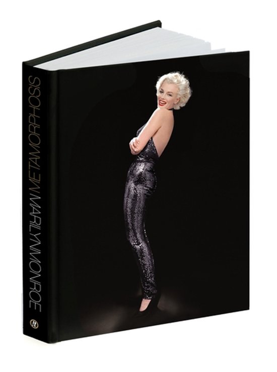 Livre avec Marilyn Monroe dans une tenue argentée scintillante sur la couverture. Texte : 'METAMORPHOSIS MARILYN MONROE'.