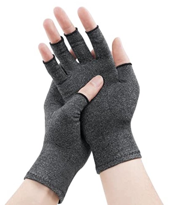Een paar grijze, vingerloze compressiehandschoenen.