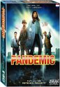 Doos van het bordspel Pandemic. Vier personen, waaronder een vrouwelijke wetenschapper in witte jas, staan op een wereldkaart. Een helikopter vliegt.