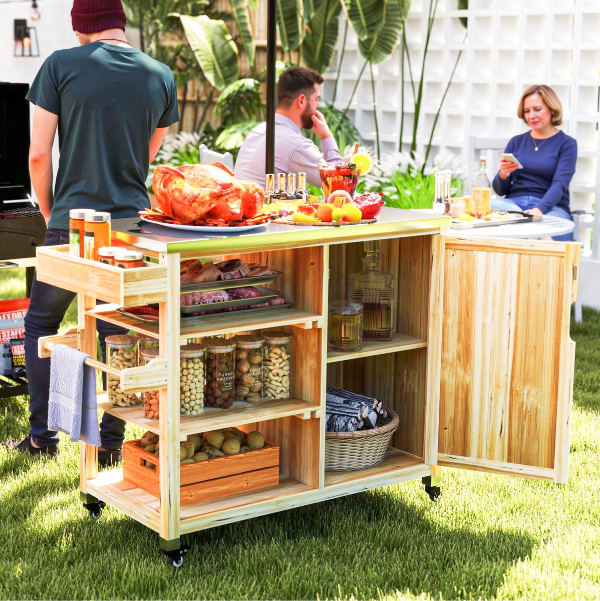 MEUNIQ grillwagen met RVS werkblad 134,5 x 50 x 91,5 cm, houten serveerwagen met 3 niveaus, kruidenrek, handdoekhouder, kast en wielen voor tuin of terras
