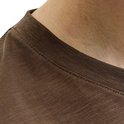 Detail van de neklijn en schouder van een effen bruin t-shirt.