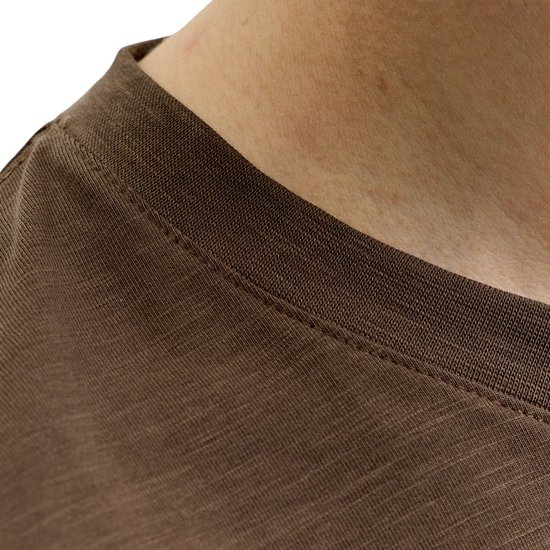 Detail van de neklijn en schouder van een effen bruin t-shirt.