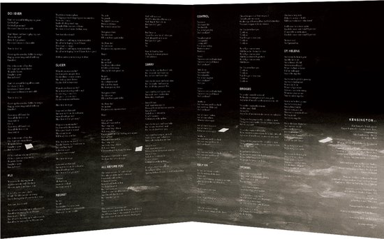 Zwart-wit foto van de songteksten van het album Control van Kensington.
