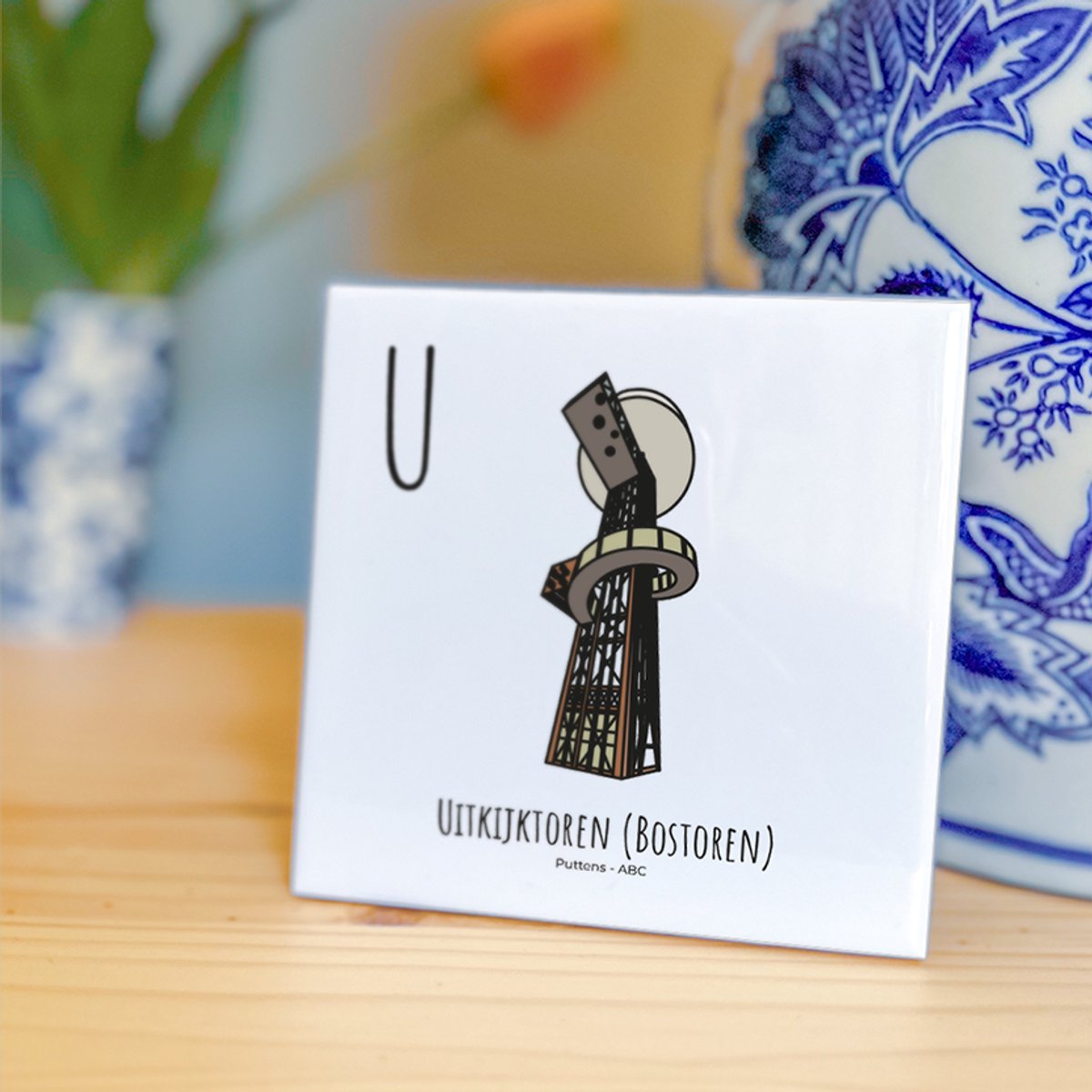 Uitkijktoren (Bostoren) - ABC tegeltje Putten - Keramiek met Handgetekende Illustratie - Wanddecoratie - Woondecoratie - Relatiegeschenk - Souvenir - 10,8 x 10,8 cm
