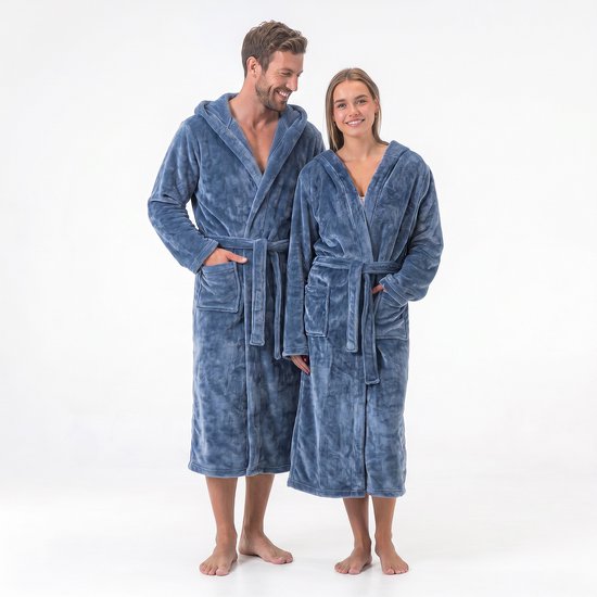 Homme et femme en longs peignoirs bleus à capuche et ceinture. Ils se regardent en souriant.