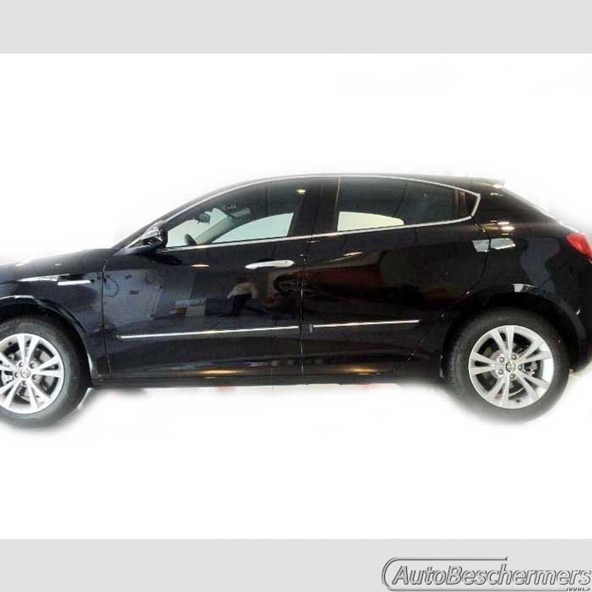 Stootlijsten set zwart + chroomlijstje voor Alfa Romeo Giulietta 05.2010-. De stootstrips zijn zelfklevend. Set a 4 stuks. (#0023)