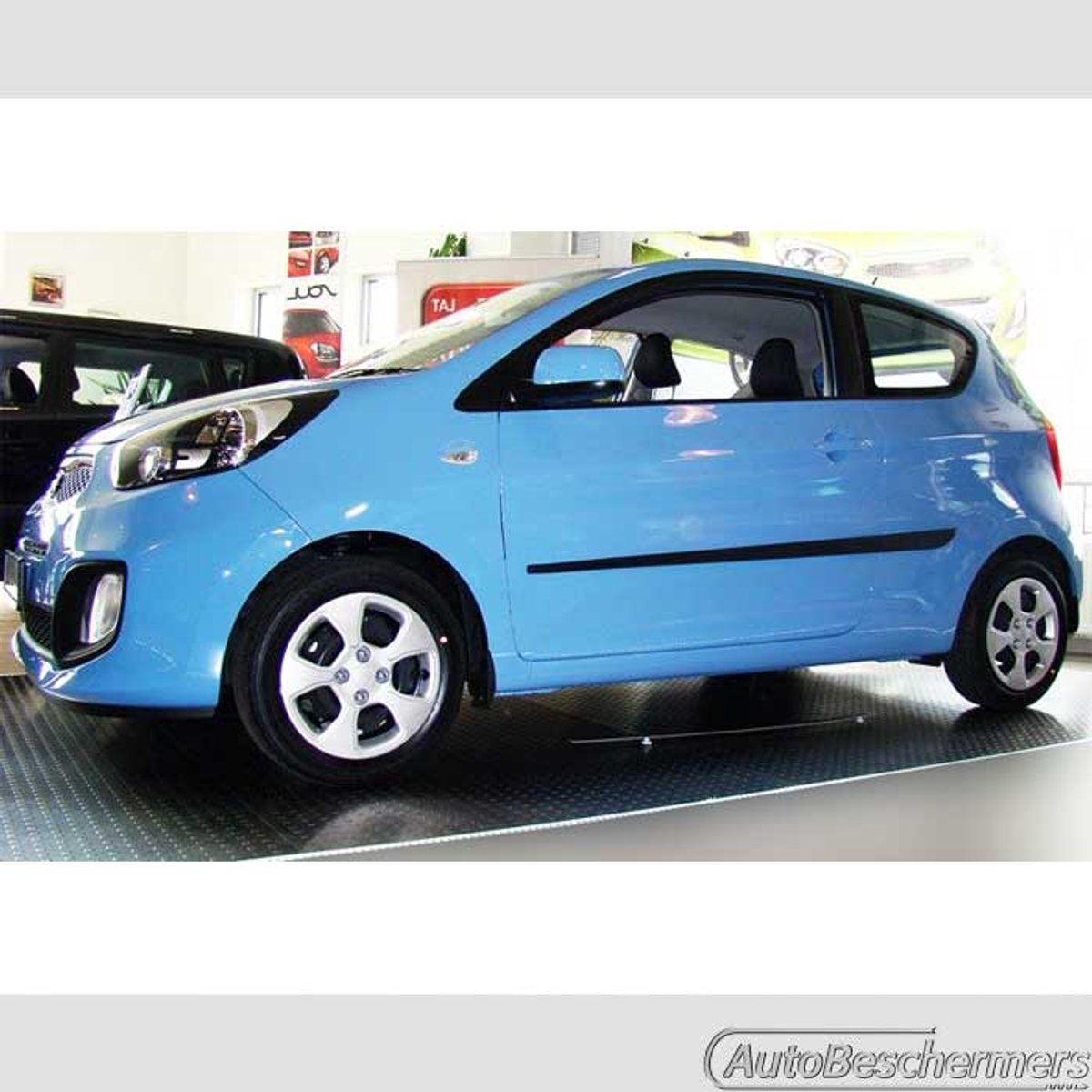 Stootlijsten set zwart voor Kia Picanto 3-deurs 05.2011-03.2017. De stootstrips zijn zelfklevend. Set a 4 stuks (#0028)
