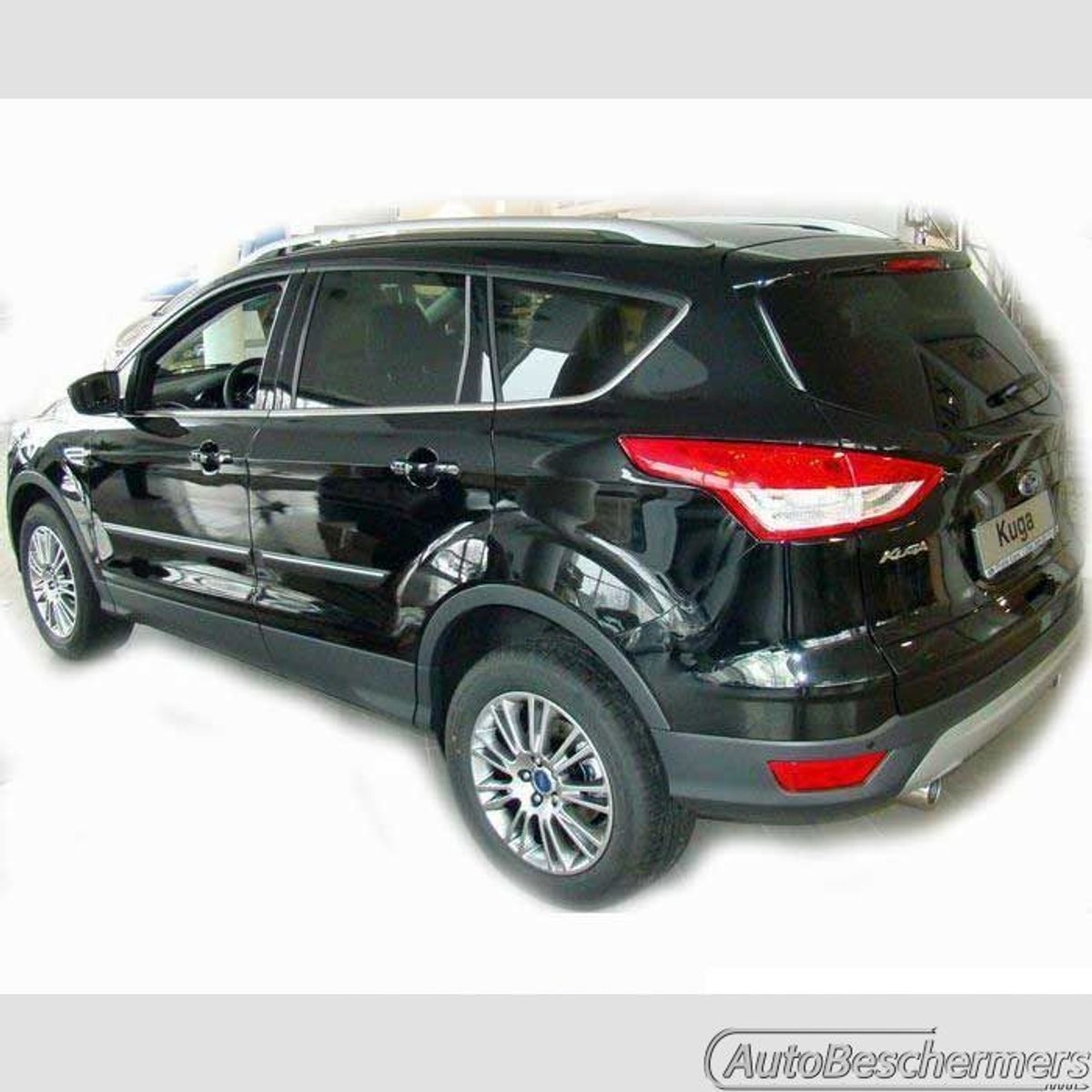 Stootlijsten set zwart + chroomlijstje voor Ford Kuga 03.2013-. De stootstrips zijn zelfklevend. Set a 4 stuks (#0023)