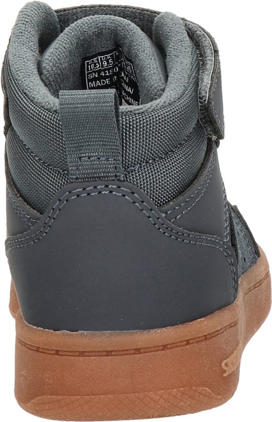 Achterkant van grijze Skechers veterboot met bruine zool.