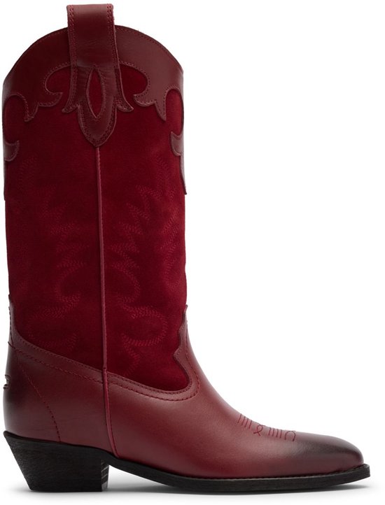 Rode leren cowboylaars met suède schacht en sierstiksels.