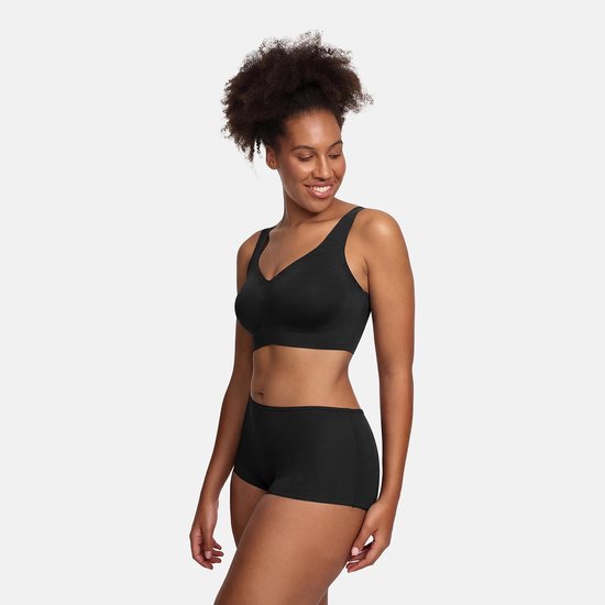 Model met zwarte minimizer BH en bijpassende short. Frontaal aanzicht.