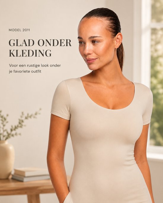 Model met beige T-shirt bh, met korte mouwen, glad onder kleding.
