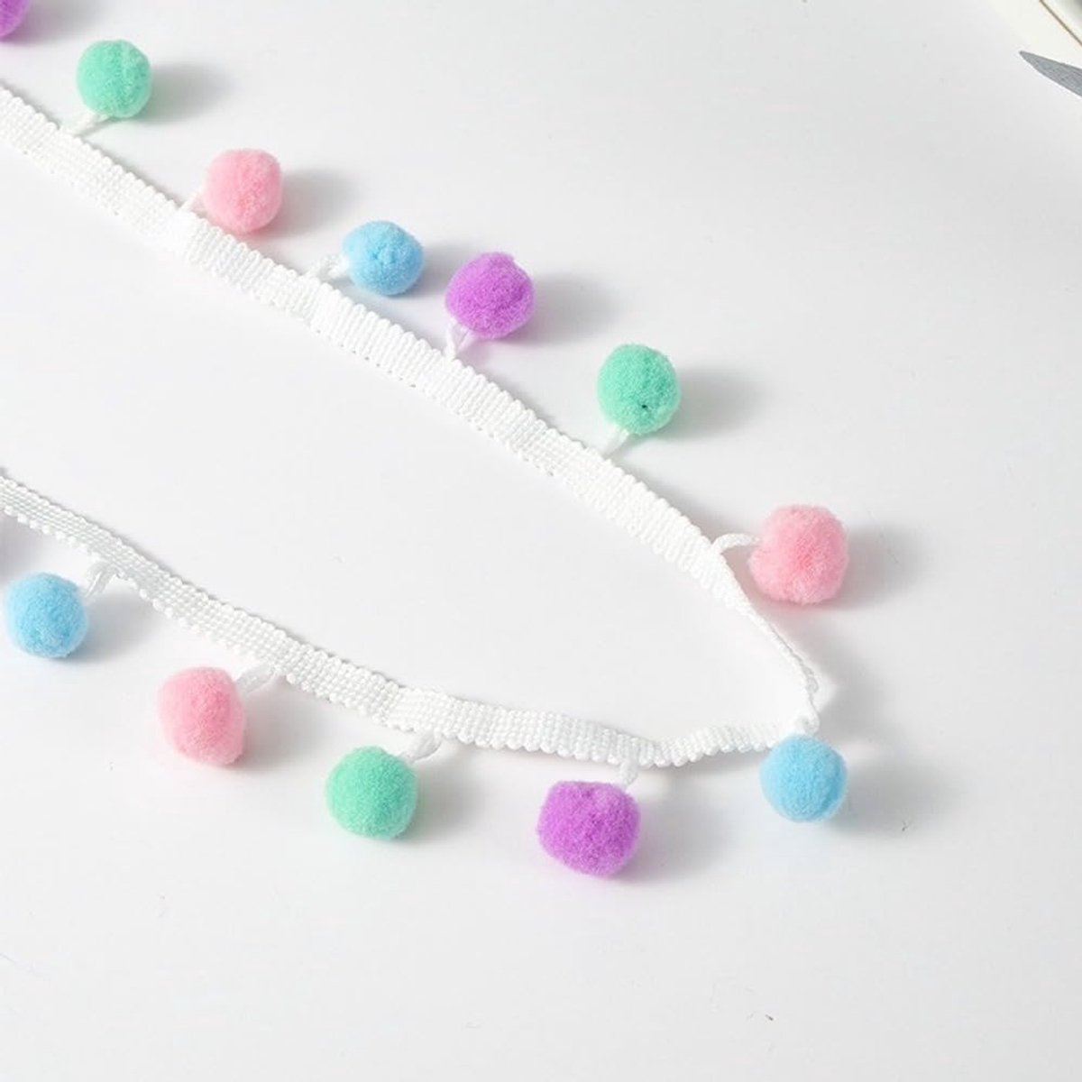 5 m kleurrijke pomponboord om te knutselen, 1,5 cm brede pomponband, trim pomponband, franjerboord, sierband, decoratieve rand, band voor naaien, knutselen, kleding, gordijnen, sjaaldecoratie,