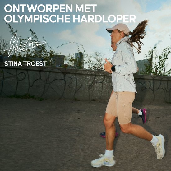 La coureuse olympique Stina Troest court dehors, conçue avec elle.